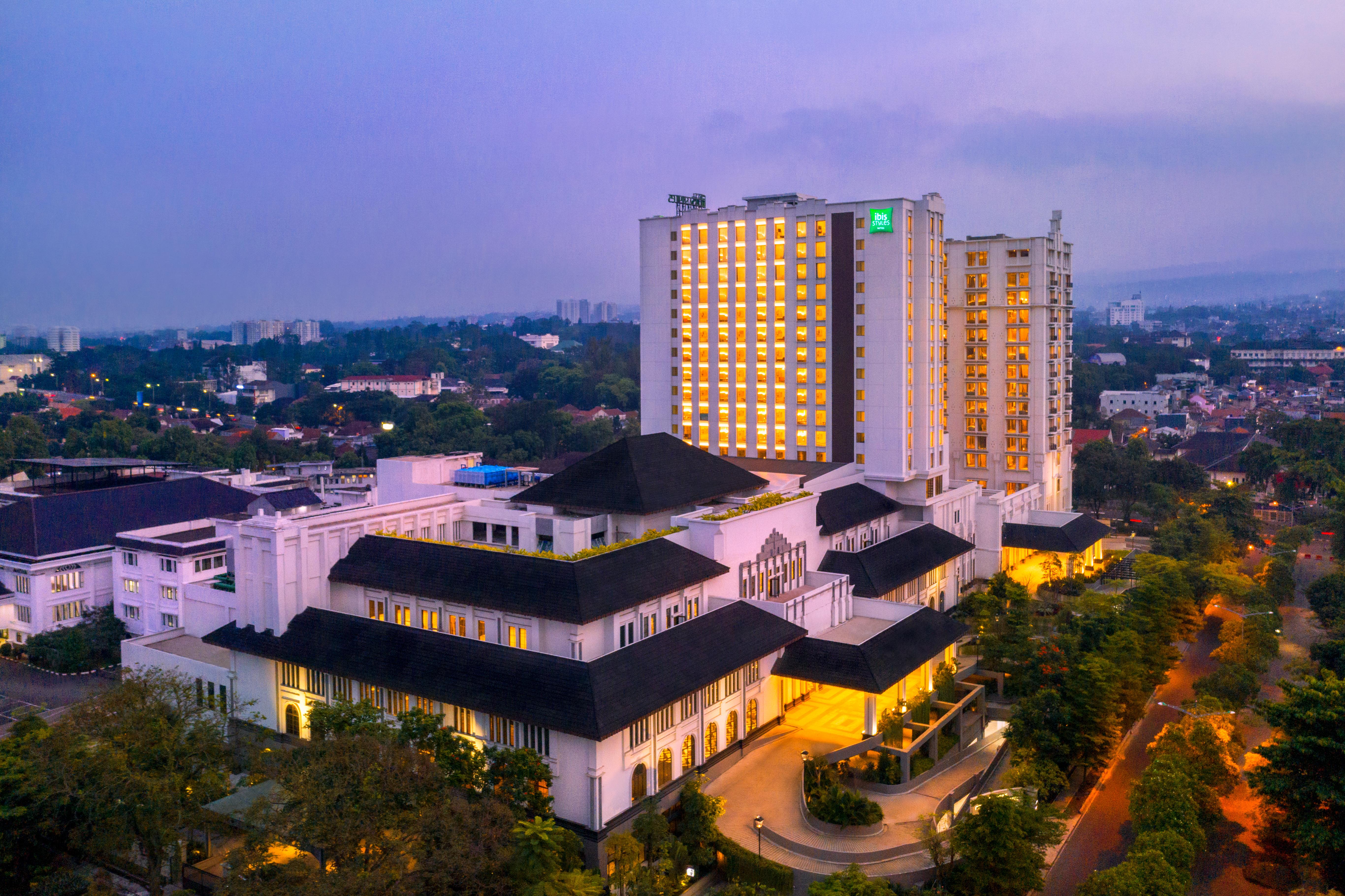 Ibis Styles Bandung Grand Central Hotel Exterior photo